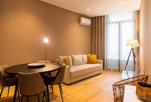 TV - SIZE Flats Clérigos - Apartment 2.1 (Porto)