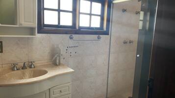 Shower, jetted tub, hair dryer