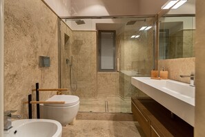 Shower, hair dryer, bathrobes, slippers - Old medieval apartment (San Donato)