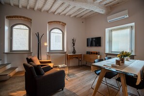 Smart-tv, boeken, een filmbibliotheek en een stereo