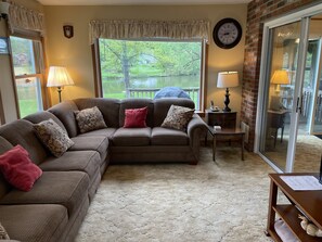 Tv och ett bordtennisbord