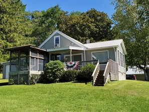 Exterior - Water's Edge, Waterfront, great fishing, swimming, game room, near tournaments (Portlandville)