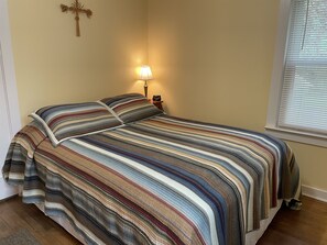 3 bedrooms, iron/ironing board, free WiFi, bed sheets - Water's Edge, Waterfront, great fishing, swimming, game room, near tournaments (Portlandville)