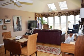 Lecteur de DVD, livres, espaces bureaux