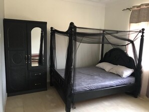 2 makuuhuonetta, silitysrauta/-lauta, vuodevaatteet