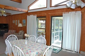 Interior - Cedarfield- Close to Beach. Shared Community Water Access. (Chincoteague)