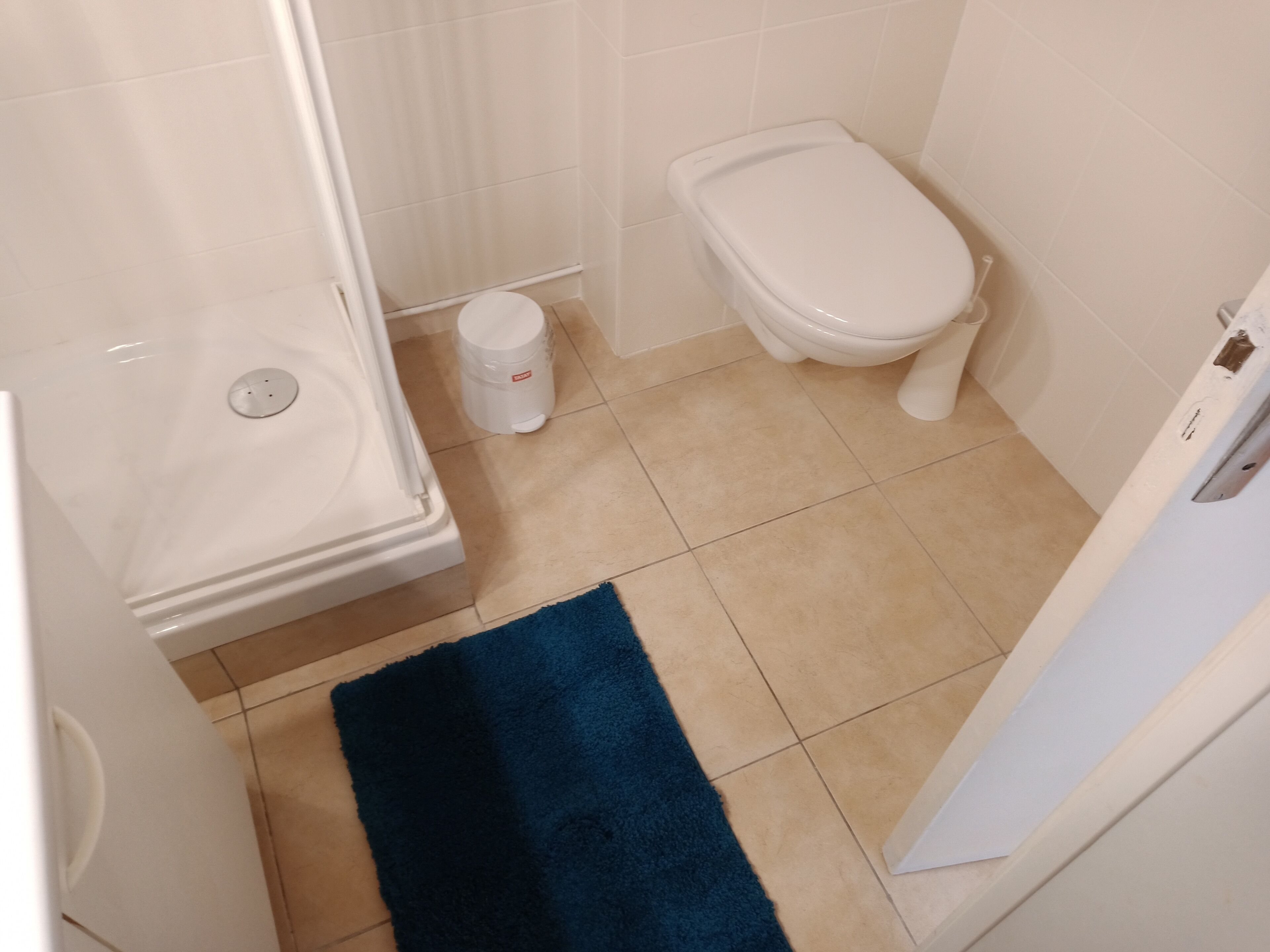 Very nice F2 overlooking the beach.