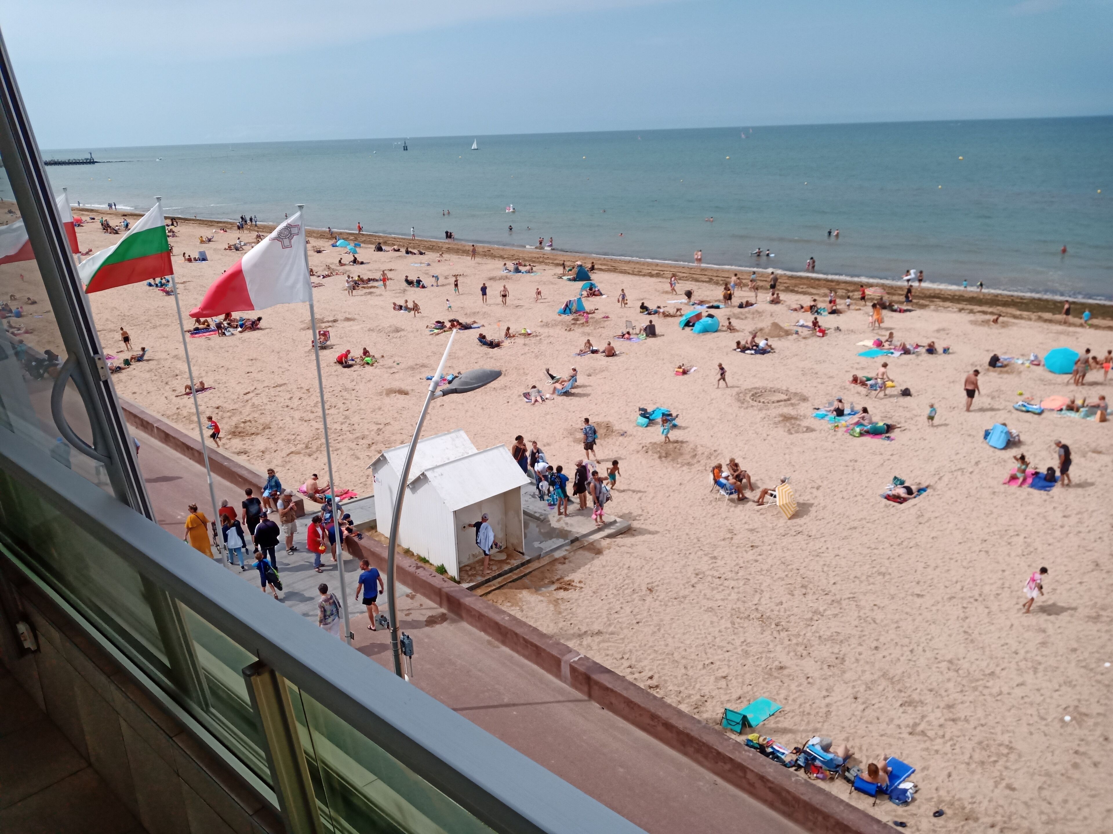 Very nice F2 overlooking the beach.