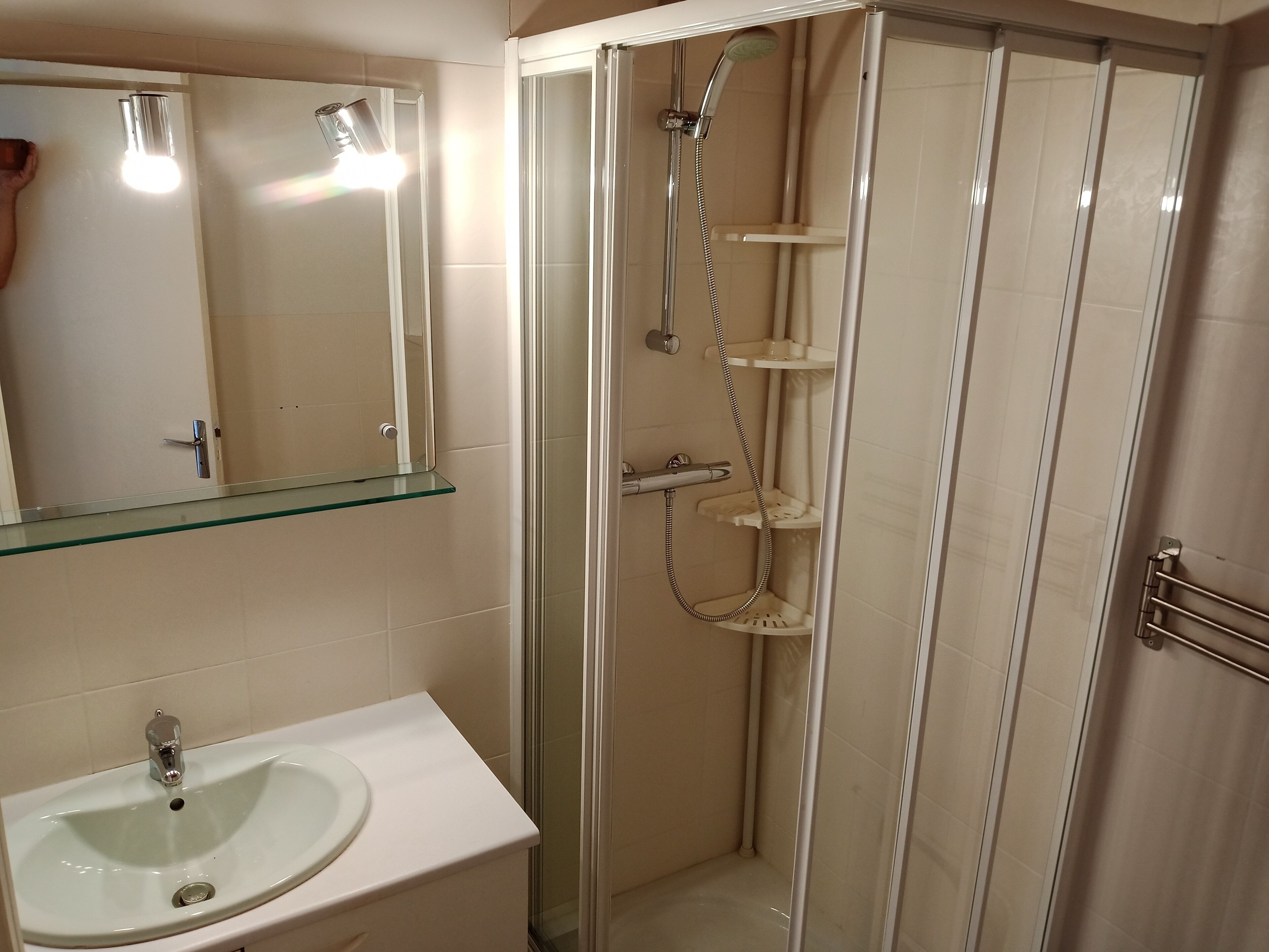 Very nice F2 overlooking the beach.