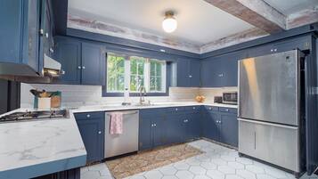 KĂŒhlschrank, Mikrowelle, Ofen, Herdplatte