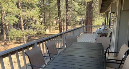 Steps to the SHARC, walk to the Village/Ft Rock, 3 BDR Suites/Hot Tub/Central AC
