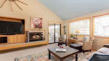 Télévision, cheminée, lecteur de DVD, baby-foot