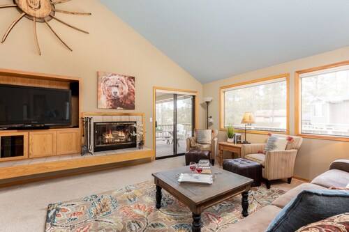 Steps to the SHARC, walk to the Village/Ft Rock, 3 BDR Suites/Hot Tub/Central AC