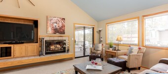 Steps to the SHARC, walk to the Village/Ft Rock, 3 BDR Suites/Hot Tub/Central AC