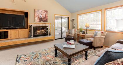 Steps to the SHARC, walk to the Village/Ft Rock, 3 BDR Suites/Hot Tub/Central AC