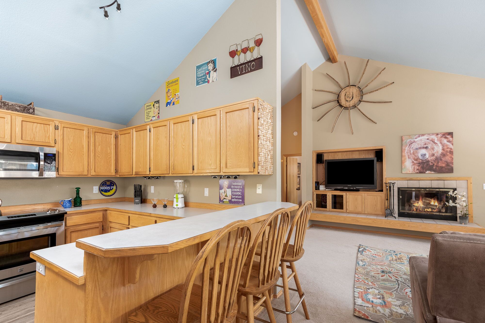 Steps from the SHARC with passes, 3 Master Suites, Hot Tub and NEW Central AC