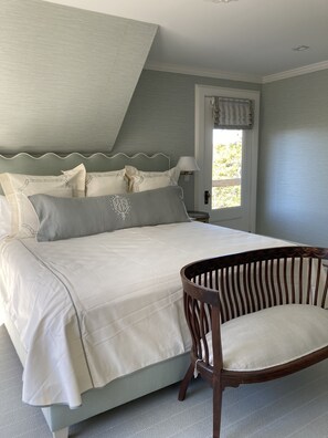 6 Schlafzimmer, Schreibtisch, Bügeleisen/Bügelbrett, Reisekinderbett