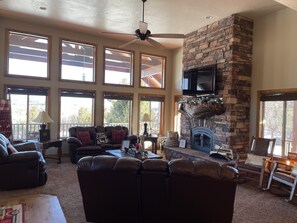 Smart TV, fireplace, video games, table tennis