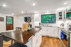 Réfrigérateur, micro-ondes, plaque de cuisson, lave-vaisselle
