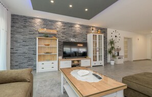 TV, foosball, table tennis - Gorgeous home in Grubine (Grubine)