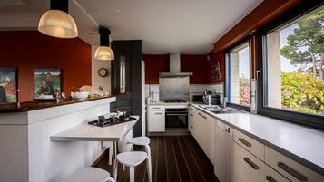 Een koelkast, een microgolfoven, een oven, een kookplaat