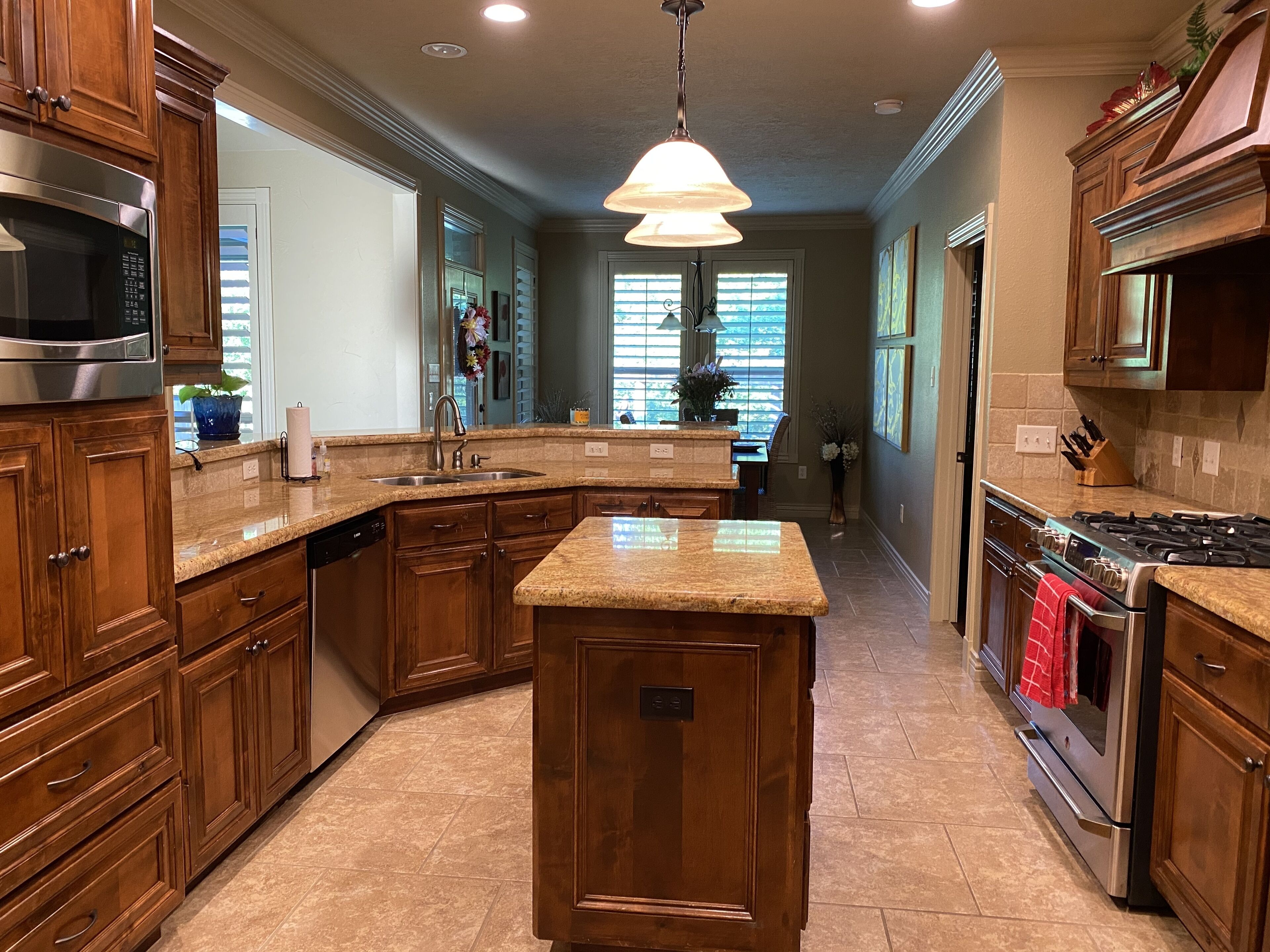 Aggieland Weekend Home w/ Jacuzzi