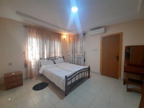 3 chambres, fer et planche à repasser, Wi-Fi, draps fournis