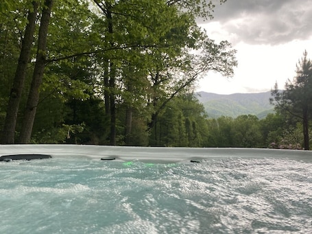 Outdoor spa tub. Private 10 acres with Blue Ridge Mountain Views! Enjoy any season RIGHT here!