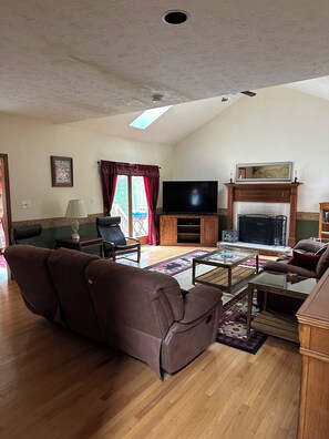 Smart-TV, Kamin, Bücher, Musikbibliothek