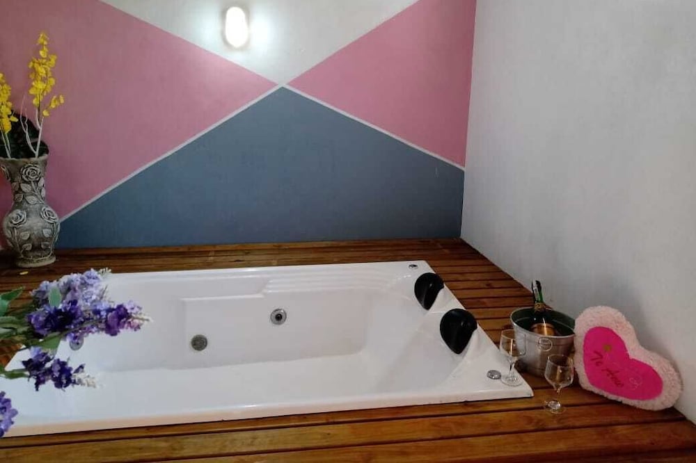 Chalé Recanto da Cachoeira, com Banheira de Hidromassagem com Agua Aquecida