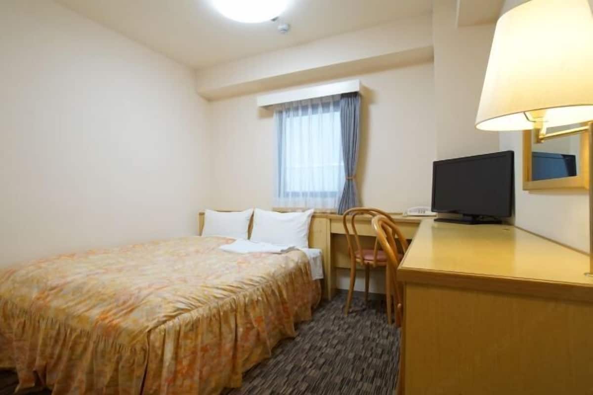1 bedroom, down duvets, desk, blackout curtains