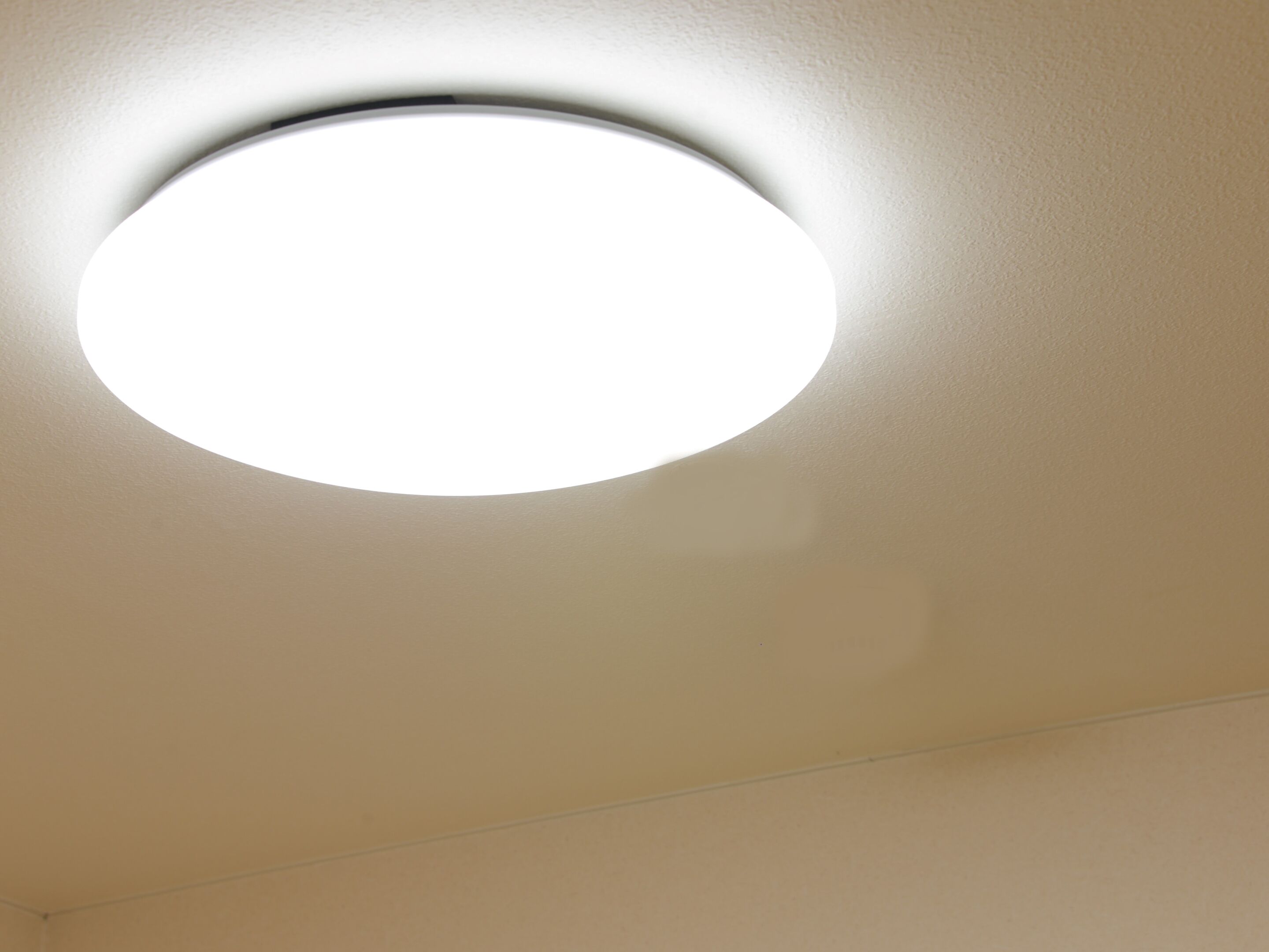 A ceiling with a circular light fixture.
