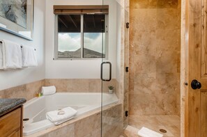Combined shower/bathtub, jetted bath, hair dryer, towels