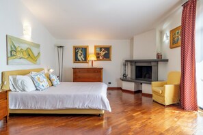 5 bedrooms, iron/ironing board, free WiFi, bed sheets