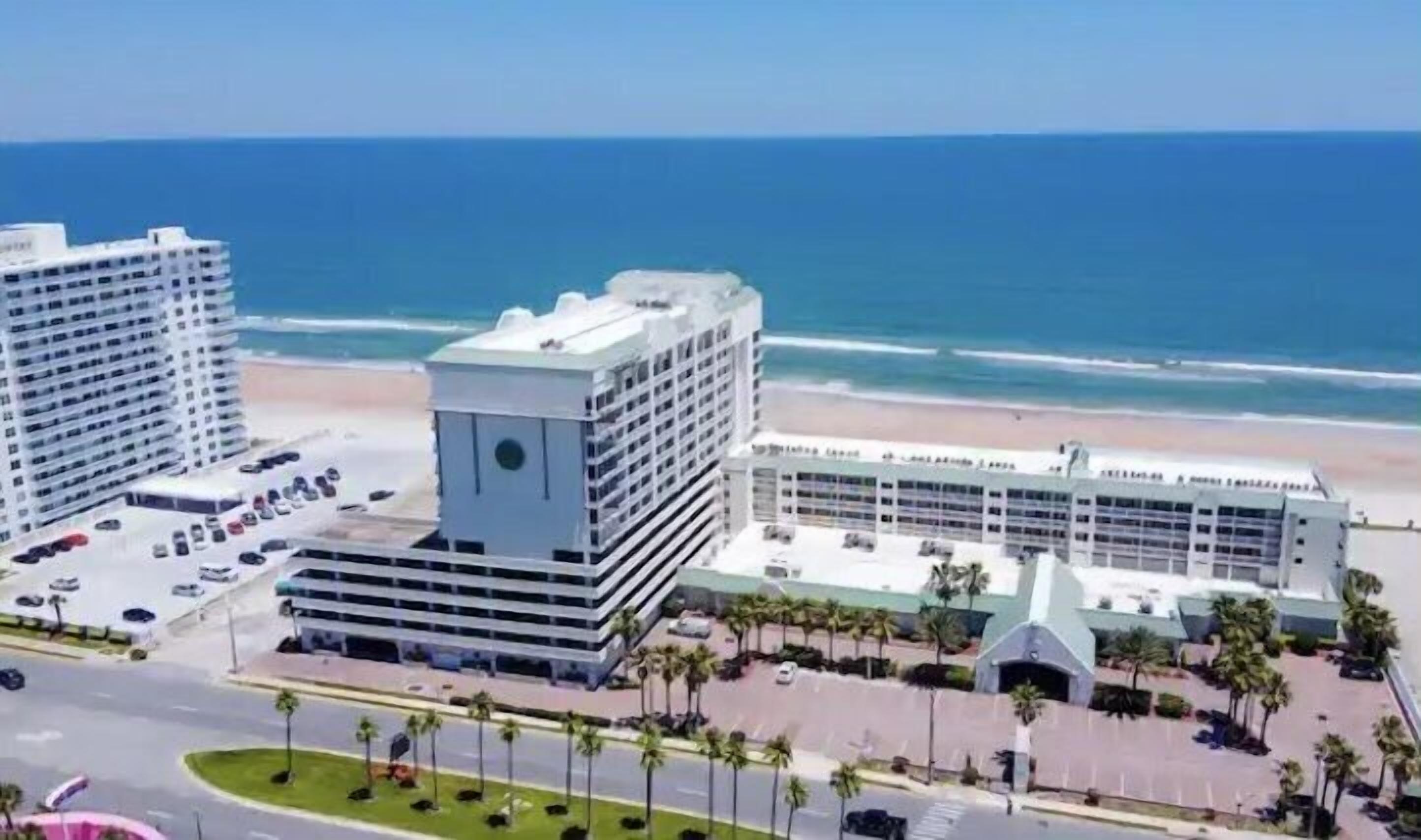 Oceanfront 1 Bedroom Balcony Condo with Gorgeous View 700 sqft