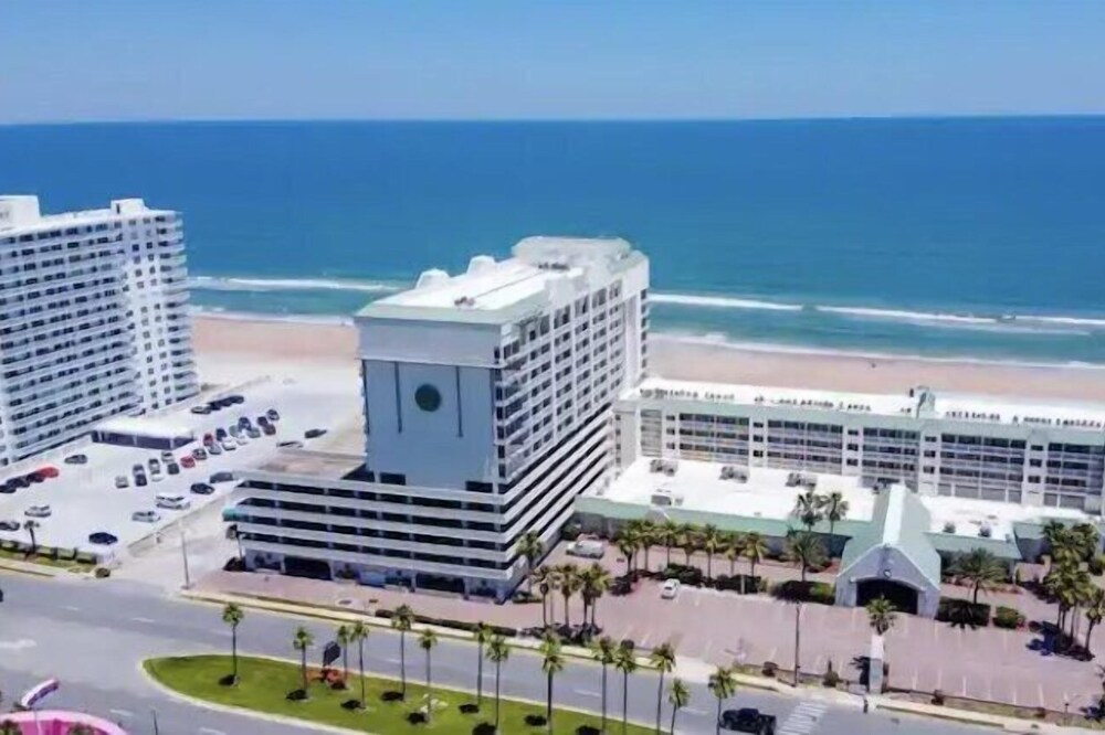 Oceanfront 1 Bedroom Balcony Condo with Gorgeous View 700 sqft