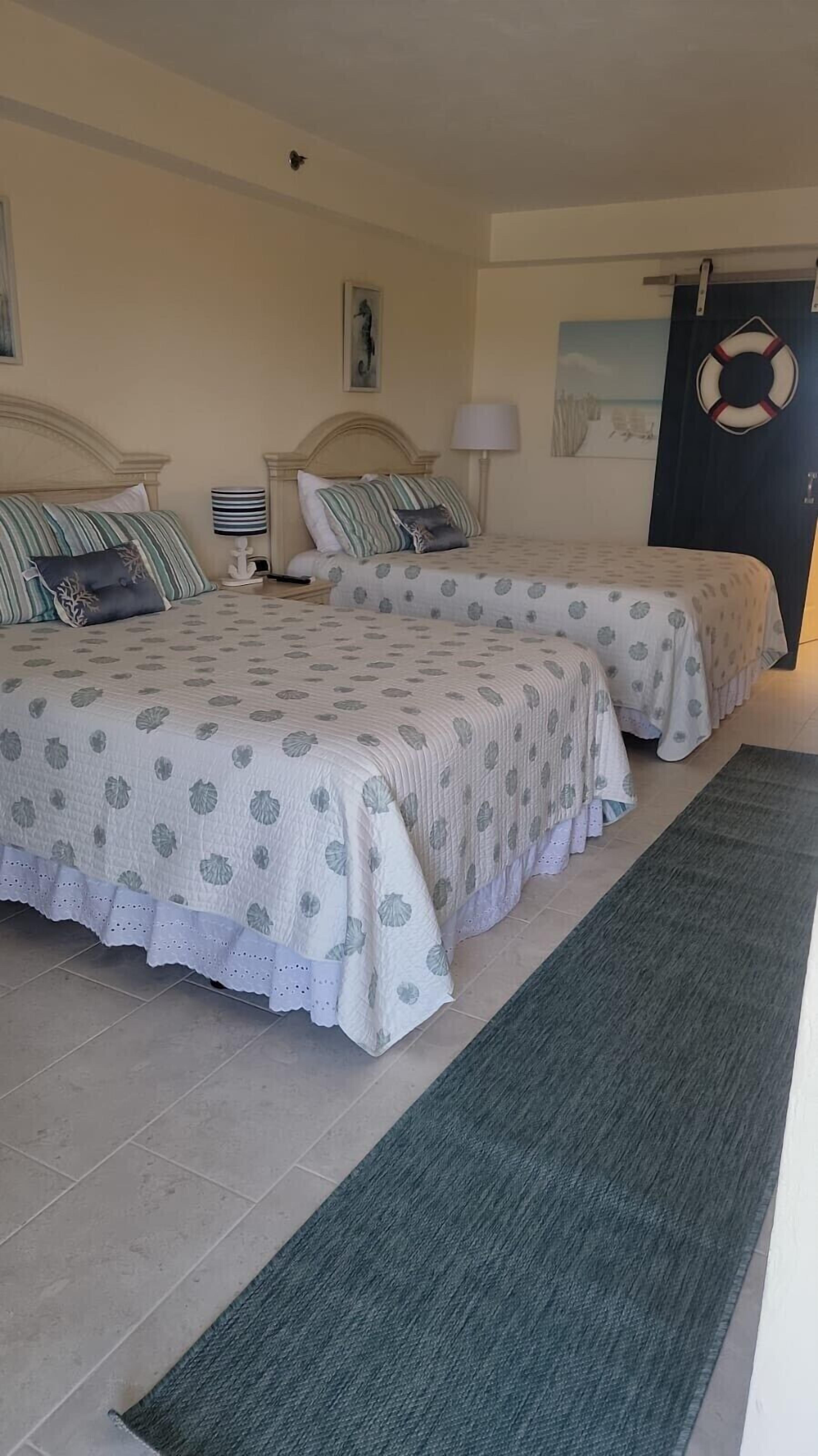 Oceanfront 1 Bedroom Balcony Condo with Gorgeous View 700 sqft