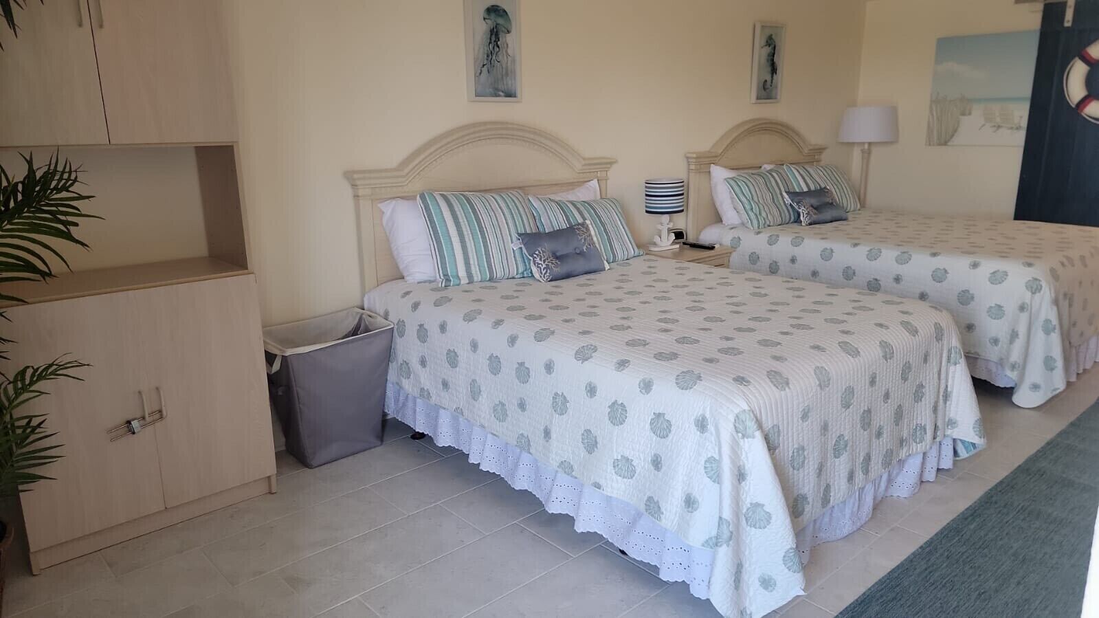 Oceanfront 1 Bedroom Balcony Condo with Gorgeous View 700 sqft