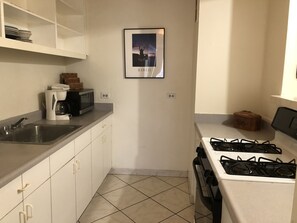 Frigorifero, microonde, forno, piano cottura