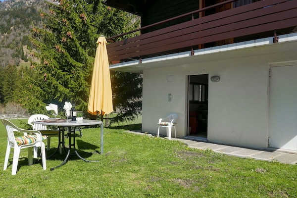 Pflanze, Gebäude, Eigentum, Tabelle, Fenster, Schatten, Haus, Baum, Stuhl, Grundstueck