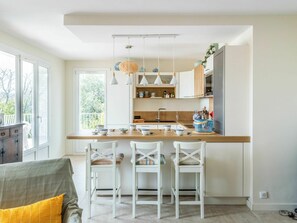 Micro-ondas, fogão, lava-louças, torradeira