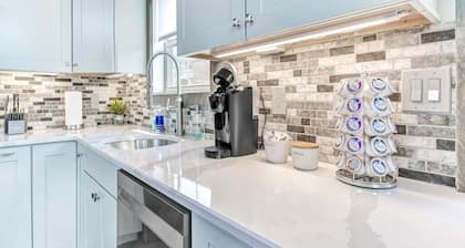LUX Loft in DT + Walk to everything + Carport + EV charger