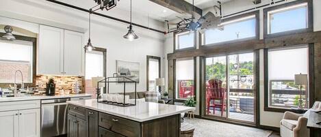 冷蔵庫、電子レンジ、オーブン、コンロ