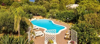 Stunning private villa for 10 people with WIFI, A/C, private pool, TV and terrace