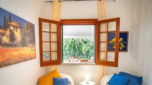 A room with two beds, a small table, and a window with curtains. - Wonderful private villa for 10 people with private pool, WIFI, A/C, TV and terrace (Castellammare Del Golfo)