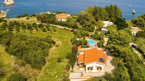 A coastal property with a swimming pool, surrounded by lush greenery and a view of the sea. - Wonderful private villa for 10 people with private pool, WIFI, A/C, TV and terrace (Castellammare Del Golfo)