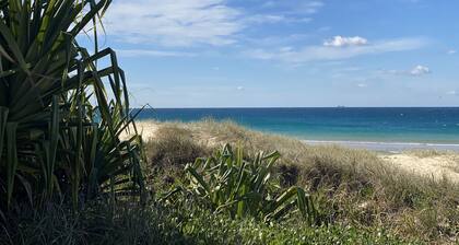 Absolute beachfront- Bush, Beach, Dogs, Relax!
