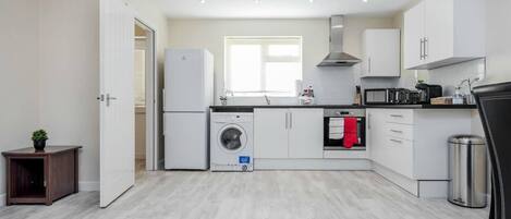 Jääkaappi, mikroaaltouuni, uuni, liesi