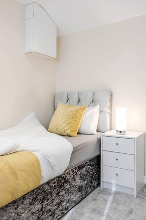 2 habitaciones, tabla de planchar con plancha, wifi y ropa de cama