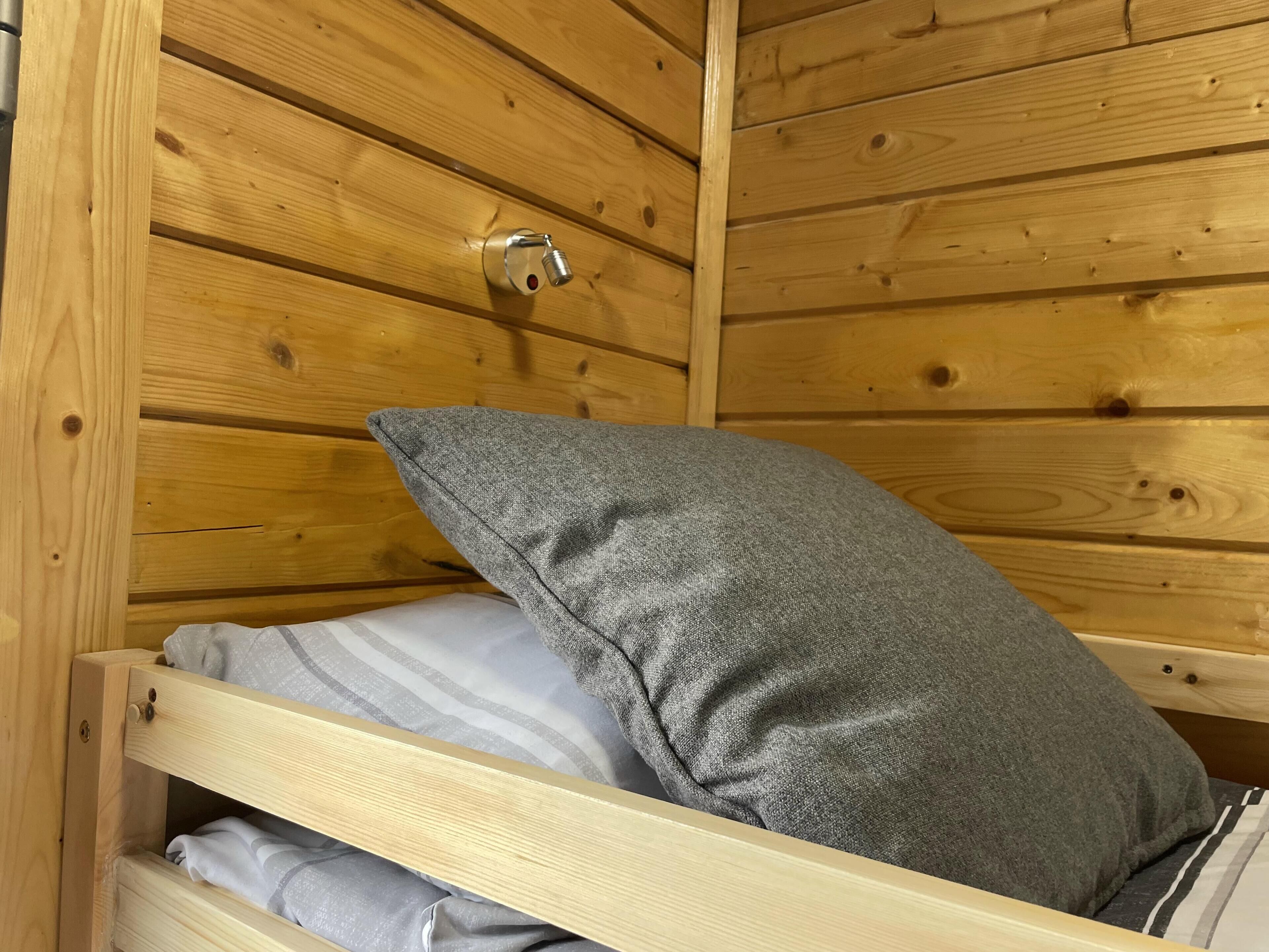 1 dormitori, planxa i posts de planxar, wifi i roba de llit 